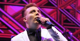 Cristian Castro defiende a su novia en pleno programa argentino.